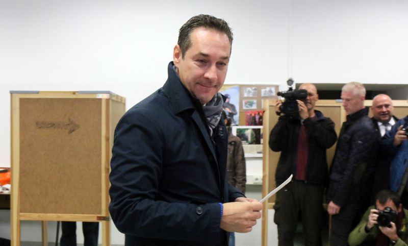 Kandidát Heinz Christian Strache z pravicové Svobodné strany Rakouska (FPÖ).