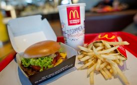 McDonald's oznámil, že do deseti let v USA nebudou slepice, které snášejí vejce, chované v klecích.