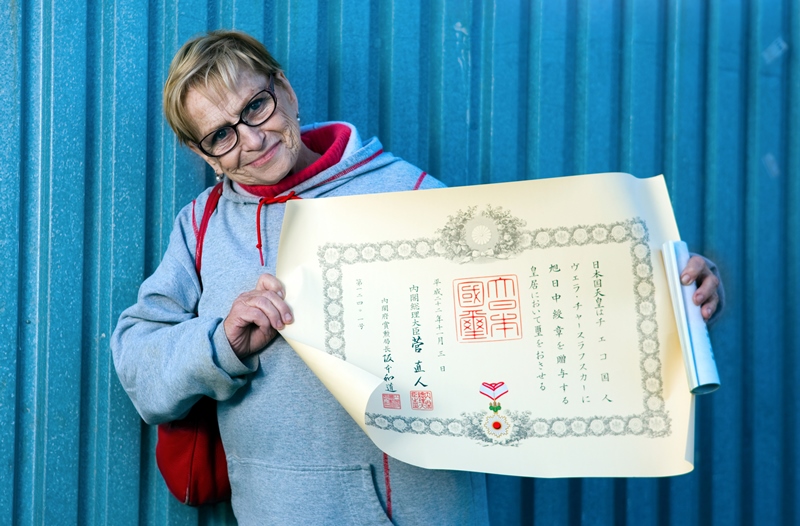 Věra Čáslavská s Řádem vycházejícího slunce, který ji v roce 2010 udělil japonský císař.