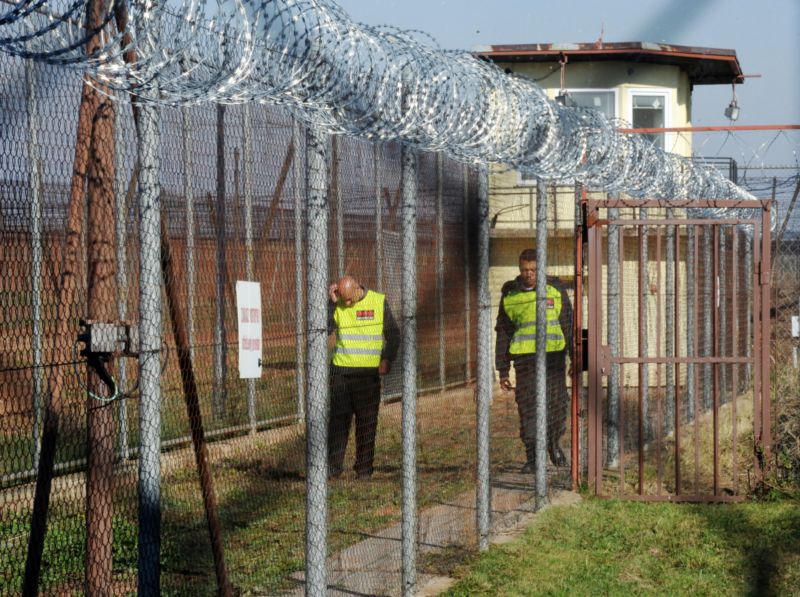 Policie prý nemá na střežení objektu dostatek lidí, proto je potřeba povolat vězeňskou službu.