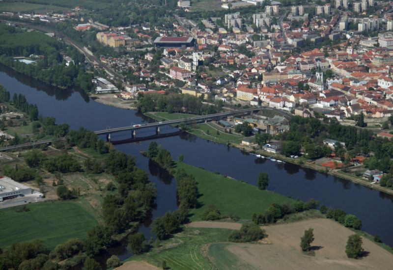 Letecký pohled na soutok Labe a Ohře u Litoměřic