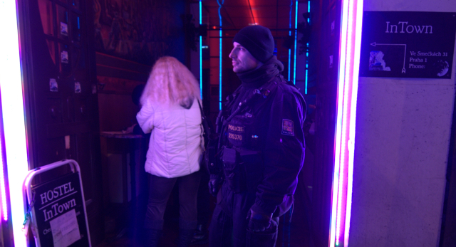 Razie v nočním klubu Cabaret Atlas v pražské ulici Ve Smečkách. Tři lidé byli obviněni pro podezření z několika trestných činů spojených s prostitucí.