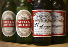 Pivní značky Stella Artois a Budweiser.