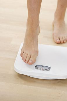 Mezi nejčastější projevy onemocnění patří hubnutí, horečka, únava, noční pocení či ztížené dýchání.