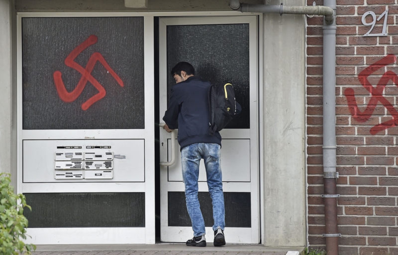Hákové kříže na vchodu do ubytovny.