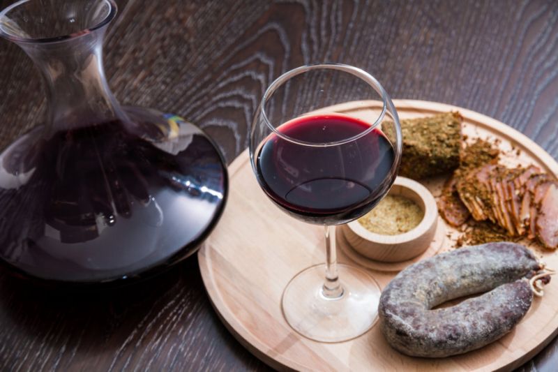 Návštěvníci mohou ochutnat například specialitu z Beaujolais - klobásu na vinných výliscích.