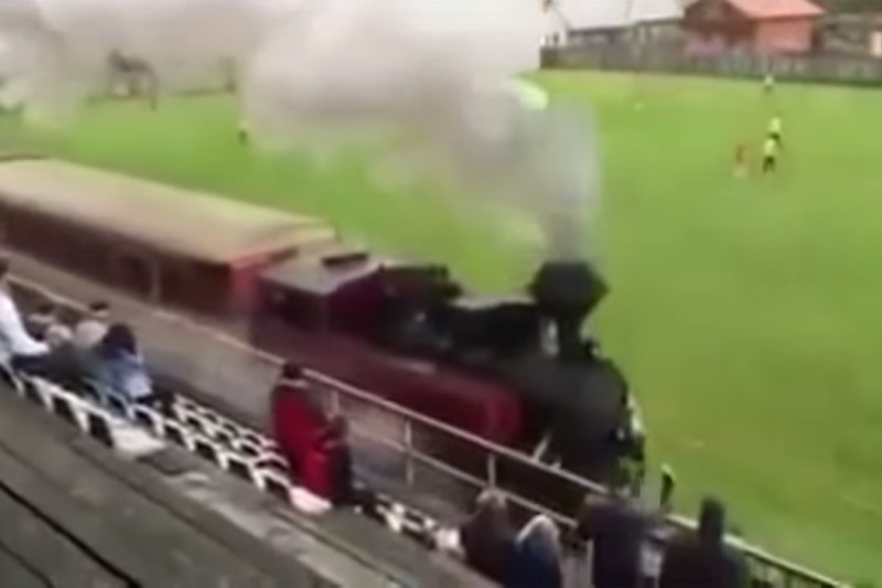 Vlak na stadionu. 