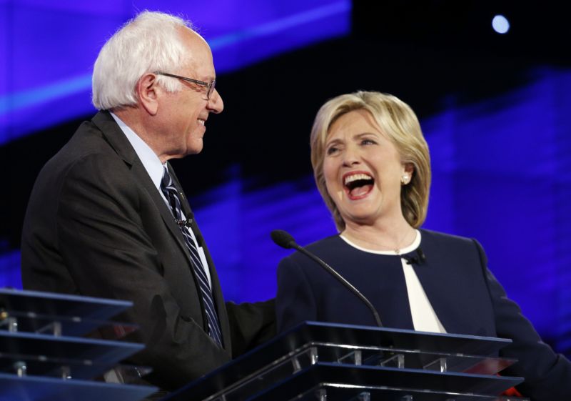 Bernie Sanders (vlevo) a Hillary Clintonová v politické debatě.