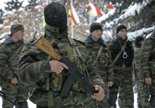 Ozbrojenci v Jižní Osetii. V roce 2011 obklíčili budovu parlamentu při protiruských protestech.