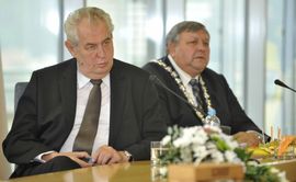 Prezident Zeman (vlevo) a hejtman Stanislav Mišák (vpravo).