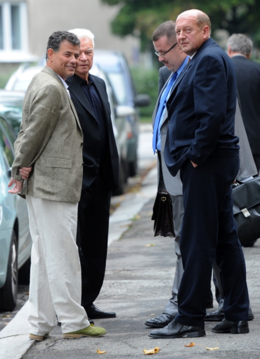 Stanislav Snášel (vlevo) a Karel Berka (vpravo) společně s obhájci. Stanislav Snášel (vlevo) a Karel Berka (vpravo) společně s obhájci.