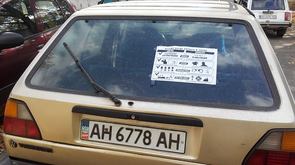 Letáky uvidíte na veřejných místech, dveřích i automobilech.