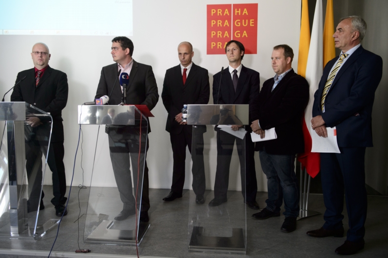 Ladislav Balšán ze společnosti ČKD Praha DIZ (druhý zleva) a náměstek pražské primátorky Petr Dolínek (druhý zprava) na konferenci zástupců tunelu Blanka ještě před jeho otevřením. Ladislav Balšán ze společnosti ČKD Praha DIZ (druhý zleva) a náměstek pražské primátorky Petr Dolínek (druhý zprava) na konferenci zástupců tunelu Blanka ještě před jeho otevřením.