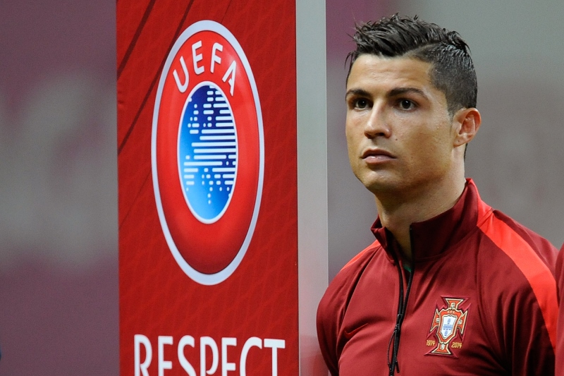 Třicetiletý hvězdný útočník Cristiano Ronaldo si umí představit, že může hrát fotbal až do čtyřiceti let. Třicetiletý hvězdný útočník Cristiano Ronaldo si umí představit, že může hrát fotbal až do čtyřiceti let.