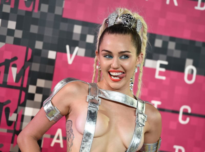 Miley Cyrus je proslulá svým vyplazeným jazykem. Ukazuje ho úplně všude.