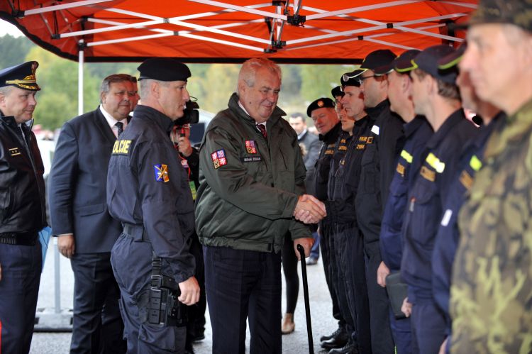 Prezident Miloš Zeman (uprostřed) zavítal do areálu muničního skladu ve Vrběticích.