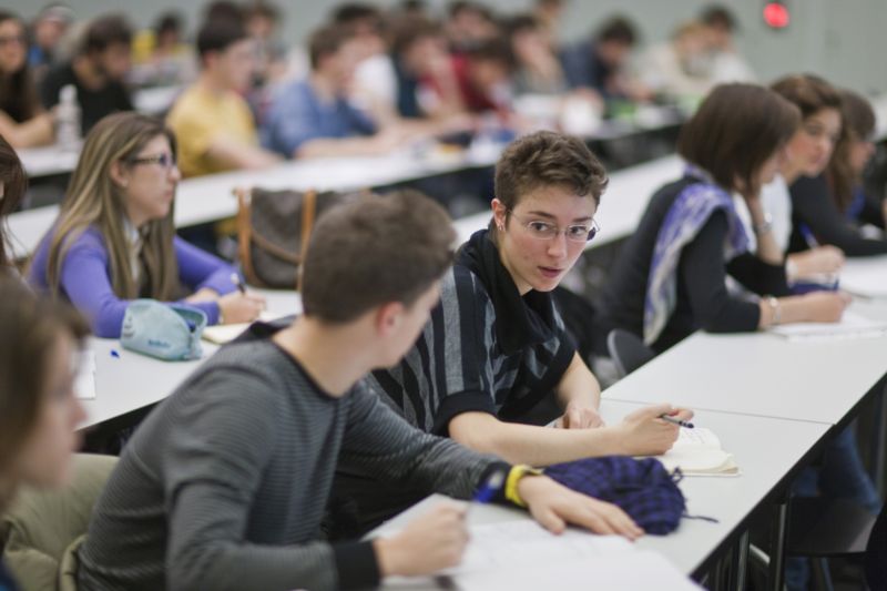 Studenti během vysokoškolské přednášky. Studenti během vysokoškolské přednášky.