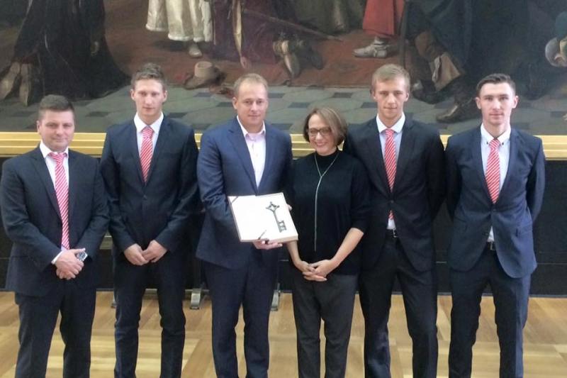 Fotbalisté Slavie s primátorkou Prahy Adrianou Krnáčovou.