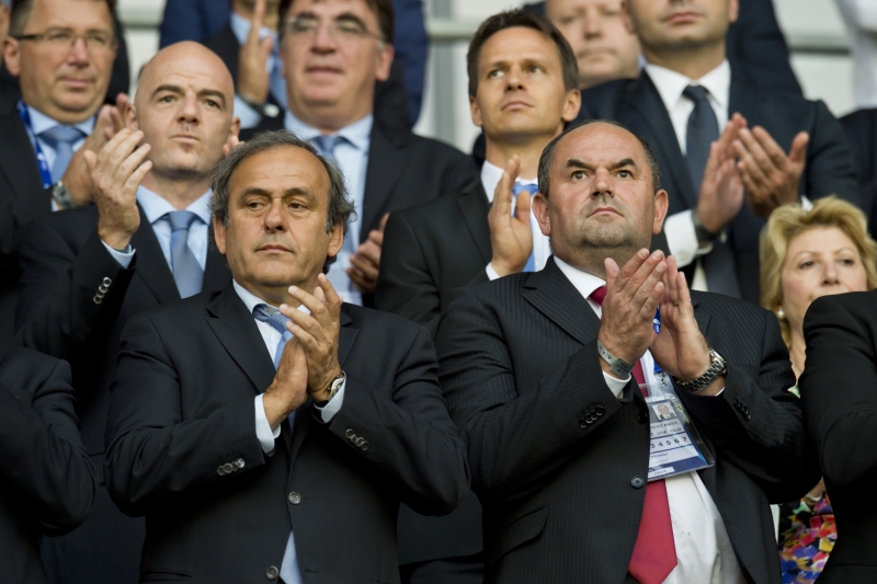 Michel Platini s předsedou FAČR Miroslavem Peltou. 