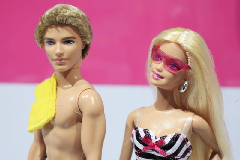 Barbie už je 56 let. Na fotografii s přítelem Kenem. Barbie už je 56 let. Na fotografii s přítelem Kenem.