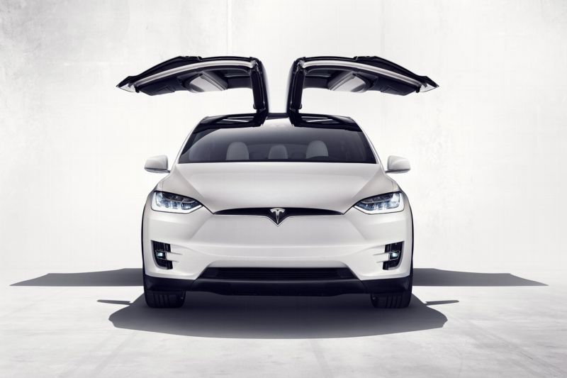 Dveře zvaná sokolí křídla a autopilot, takový bude Model X.