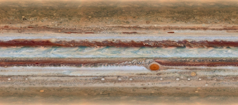 Velká rudá skvrna kus pod rovníkem Jupiteru.