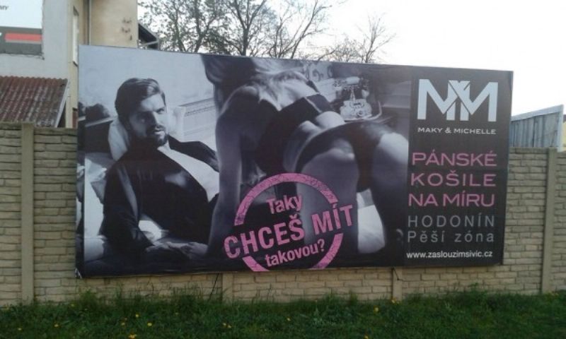 Maky and Michelle
Problematické aspekty:- „Sex sells" - zobrazování osob v čistě sexualizované (dekorativní) funkci k upoutání pozornosti. Polonahé ženské tělo je zde ve smyslné póze a nemá nic společného s propagovanou firmou.
- Jazykový sexismus – využívání dvojsmyslného sloganu „taky chceš mít takovou", který odkazuje na košili, zároveň však na zobrazenou ženu.
