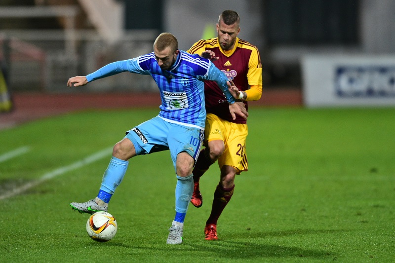 Jiří Skalák (vlevo) v souboji s Jakubem Marešem.