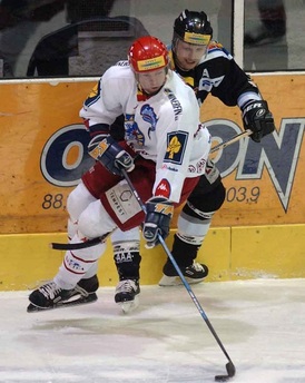 Richard Král v souboji s Michalem Brošem (2002).