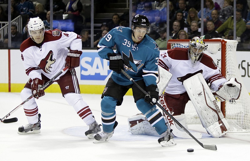 Zleva: Zbyněk Michálek, Logan Couture a Mike Smith.