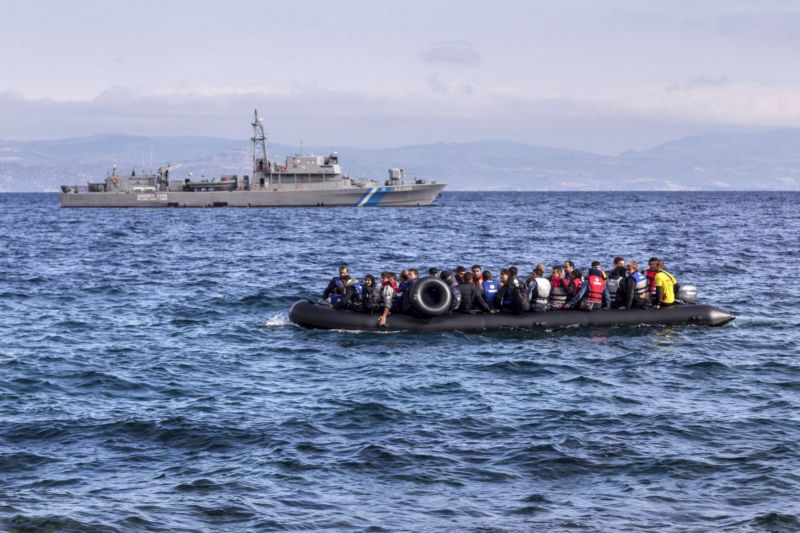 Migranti mířící na ostrov Lesbos.