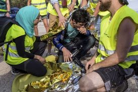 Migranti, kterým se podařilo dorazit na Lesbos.
