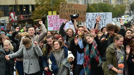 Účastníci demonstrace nazvané Za otevřenou Evropu, proti rasismu a xenofobii.