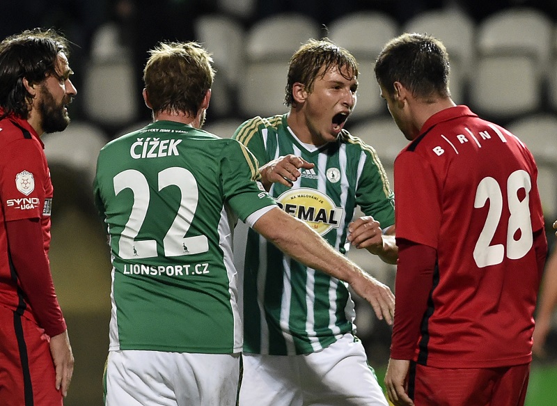 Michal Hubínek (v dresu Bohemians čelem).
