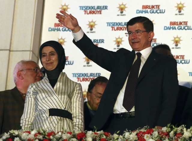 Turecký premiér Ahmet Davutoglu s manželkou Sare. Turecký premiér Ahmet Davutoglu s manželkou Sare.