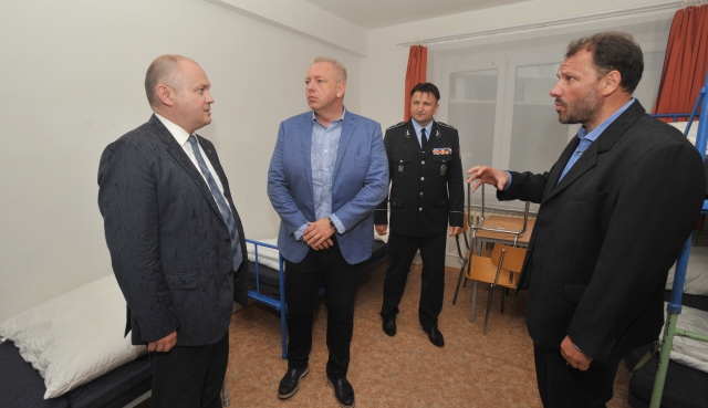 Ministr vnitra Milan Chovanec (druhý zleva) v uprchlickém zařízení v Zastávce u Brna. Na snímku vpravo je vedoucí přijímacího střediska Josef Sekerka, vlevo hejtman Jihomoravského kraje Michal Hašek, druhý zprava policejní prezident Tomáš Tuhý.