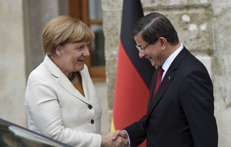 Německá kancléřka Angela Merkelová a turecký premiér Ahmet Davutoglu před Palácem Dolmabahce v Istanbulu.