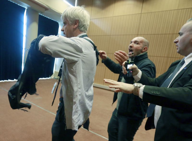 Začátek října. Zaměstnanci při demonstraci napadli několik lidí z vedení společnosti. Začátek října. Zaměstnanci při demonstraci napadli několik lidí z vedení společnosti.