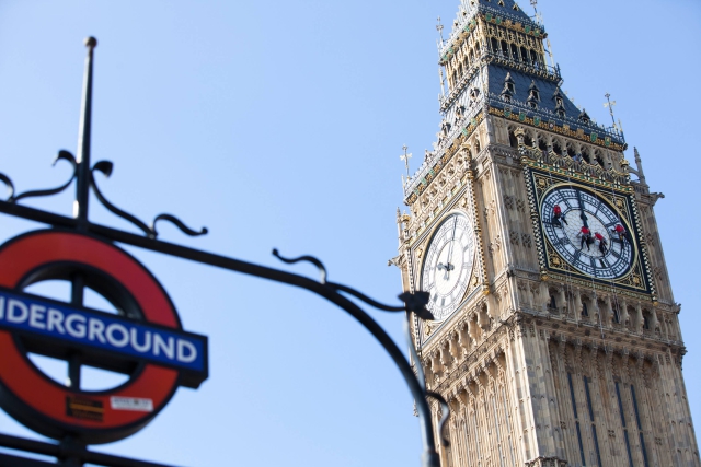 Big Ben je jméno největšího zvonu věže, ovšem název je zažitý pro celou věž. 