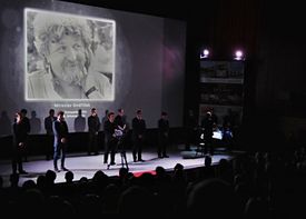 Slavnostní zahájení Mezinárodního festivalu studentských filmů v Písku. Minuta ticha za zesnulého Miroslava Ondříčka.