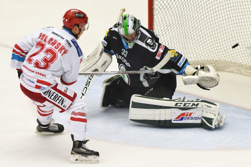 Třinecký útočník Jiří Polanský a mladoboleslavský brankář David Rittich.