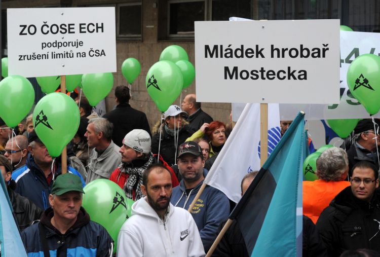 Stovky horníků přivítaly vládu v Ústí nad Labem s požadavkem zrušení limitů těžby hnědého uhlí na severu Čech (na snímku).