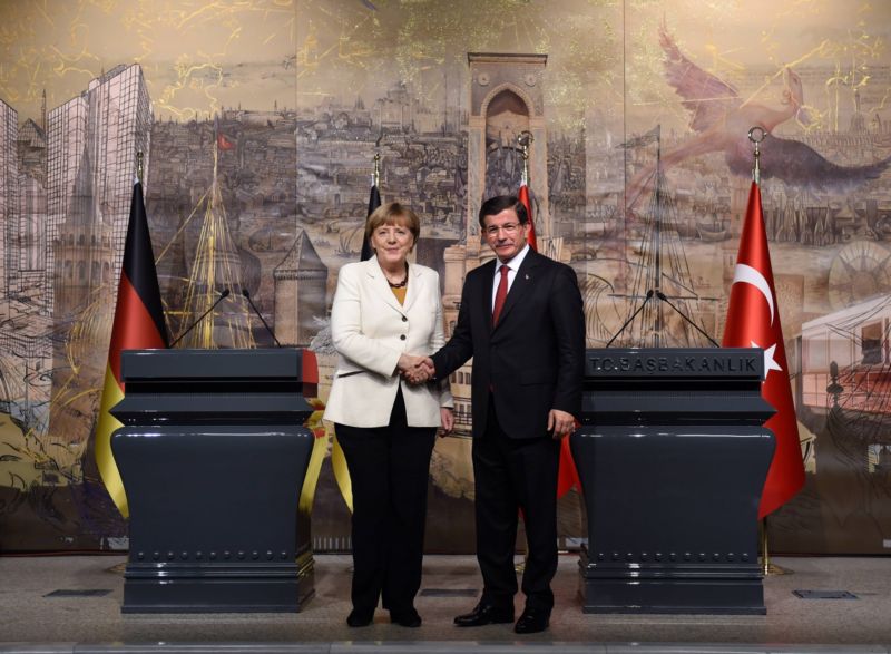 Turecký premiér Ahmet Davutoglu při vyjednáváních s Angelou Merkelovou. Turecký premiér Ahmet Davutoglu při vyjednáváních s Angelou Merkelovou.