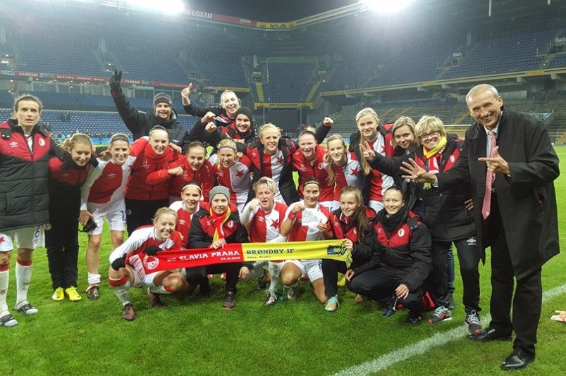 Takhle fotbalistky Slavie oslavili postup do osmifinále Ligy mistrů.