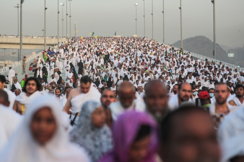 Stovky tisíc muslimských poutníků putujících do svatého města Mekky.