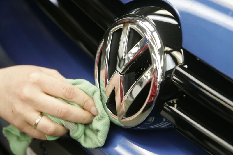 Dvě třetiny Němců považují skandál kolem falšování emisních testů koncernem VW za přehnaný. 