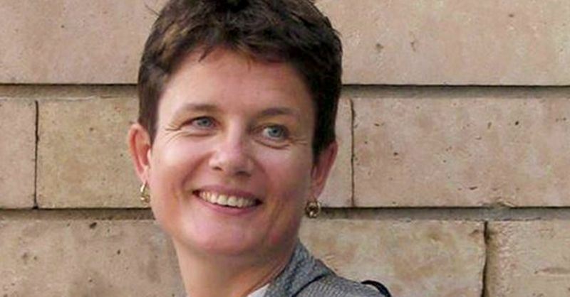 Bývalá novinářka a humanitární pracovnice Jacky Suttonová.