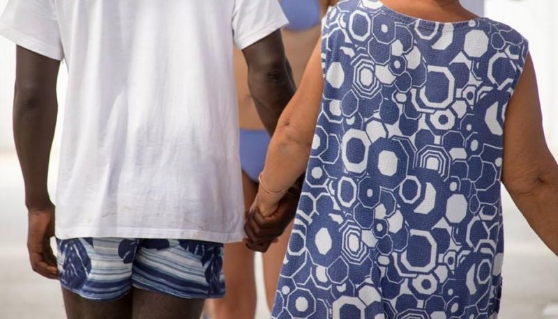 Snímek zachycující seniorku, o kterous se stará italský imigrant. Dětem a seniorům pomáhá nezisková organizace Giovani per la Pace.