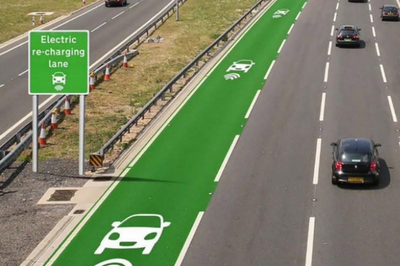 Zvláštní pruh, v němž se mají elektromobily dobíjet za jízdy.