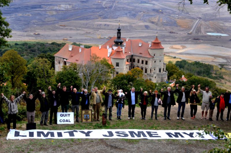 Známé tváře podpořily výstupem na vyhlídku nad zámkem Jezeří v Krušných horách boj za zachování limitů těžby uhlí. Známé tváře podpořily výstupem na vyhlídku nad zámkem Jezeří v Krušných horách boj za zachování limitů těžby uhlí.